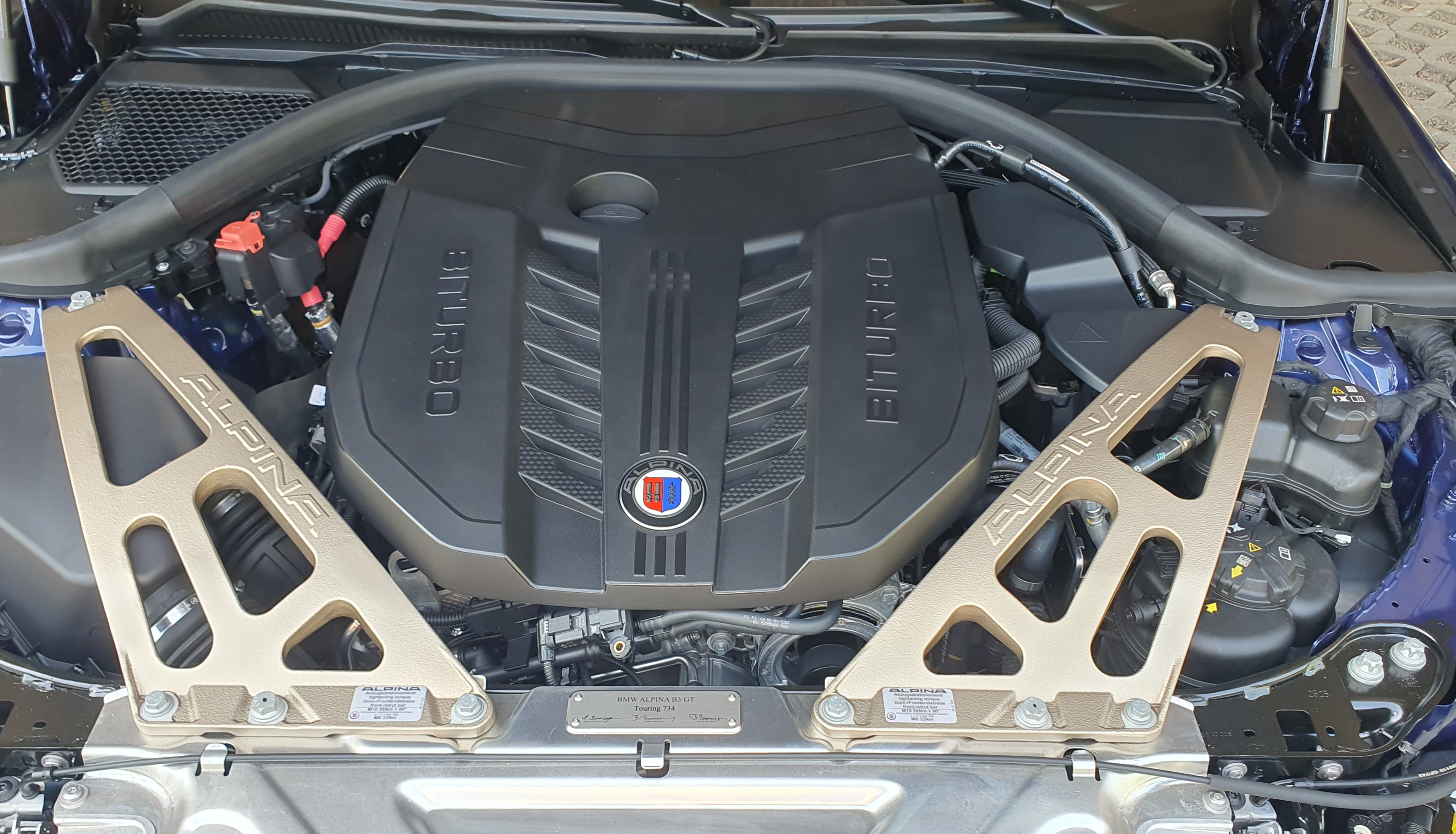 Χώρος κινητήρα της ALPINA B3 GT.