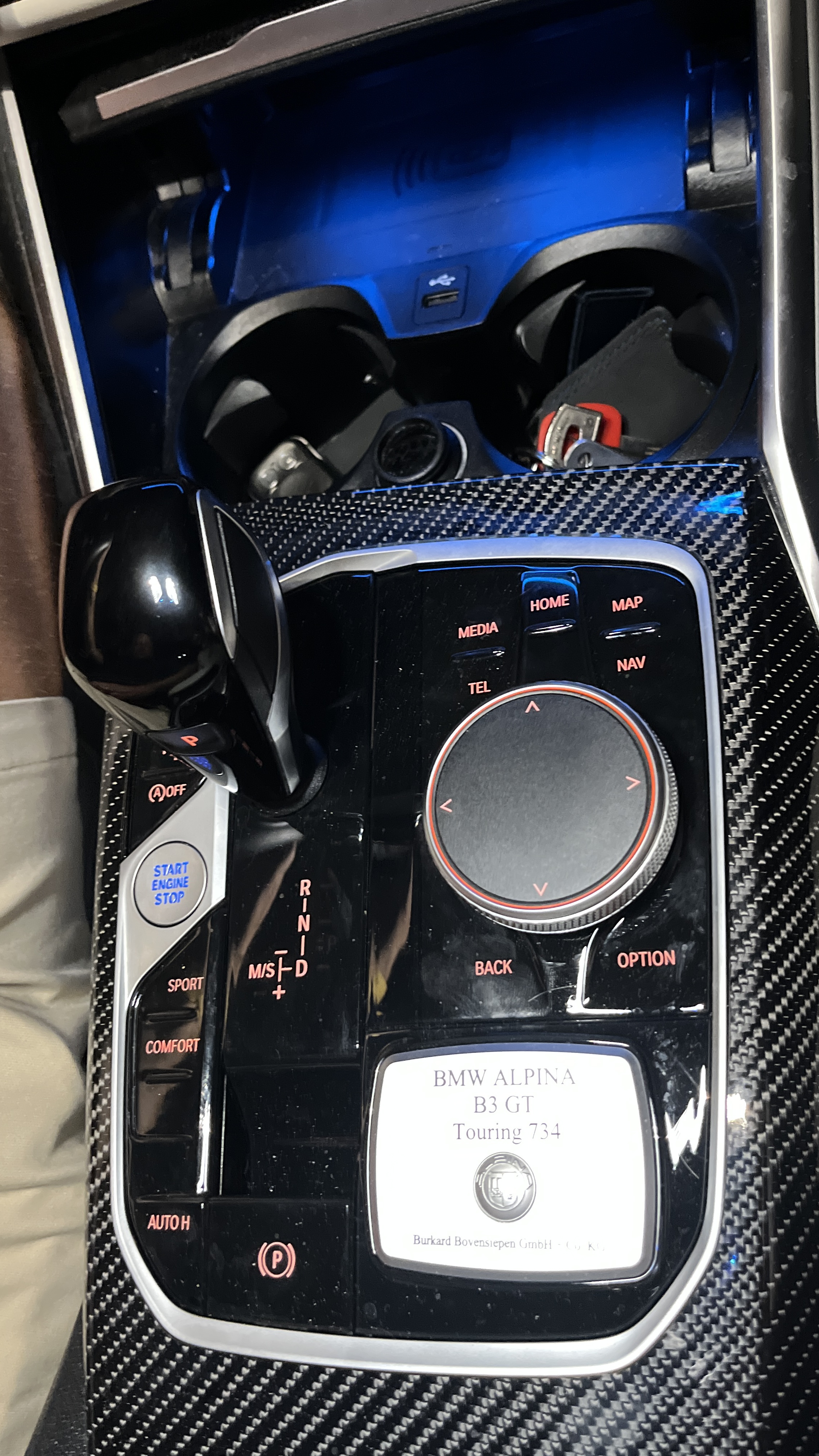 Centre console and gear selector of the ALPINA B3 GT.
